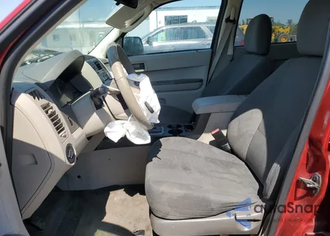 2010 Ford Escape Xls z USA, uszkodzony, nr VIN 1FMCU9C72AKC13161